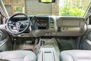 Chevrolet Suburban K2500 LS 4x4 de 1999, Usada en Buen Estado, con Eje Sólido Intercambiable, Motor V8 de 454 Pulgadas Cúbicas, Modificaciones Extensivas - Product Image 4