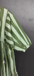 Mini vestido con estampado de rayas florales Cuello profundo con cuerda Más cerca Bloque corto largo Estampado floral Estilo de fiesta Borla de primavera - Product Image 3