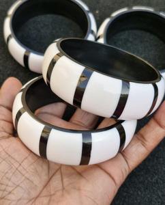 Bracelet d'ouverture de personnalité de mode conception exagérée bracelets en résine acrylique de couleur géométrique pour les femmes - Product Image 2