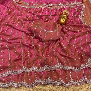 Sari de Fiesta VASTRA COTTAGE de Seda Espacial con Cuentas Doradas Originales, Brillo de Terciopelo, Lentejuelas, Trabajo a Mano con Pieza de Blusa - Product Image 3