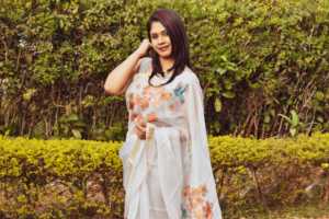 Saree Kota Doriya doux et léger fabriqué en Inde avec chemisier en soie d'art pour filles à usage décontracté disponible à la vente - Product Image 3