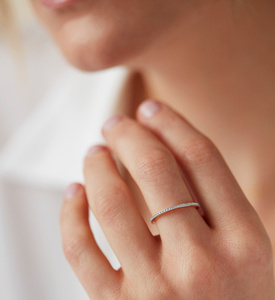 Bague d'éternité fine en or vermeil 18 carats et diamants - Product Image 5