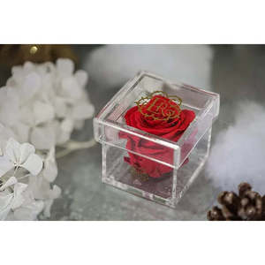 Boîte cadeau de mini roses Madison pour la Saint-Valentin - Product Image 5