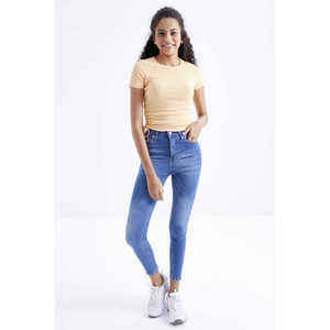 Camiseta Corta de Mujer Tommylife al por Mayor, Color Naranja, Cuello Redondo con Volantes Laterales - 97203 - POMEGRANATE BLOSSOM - Product Image 4