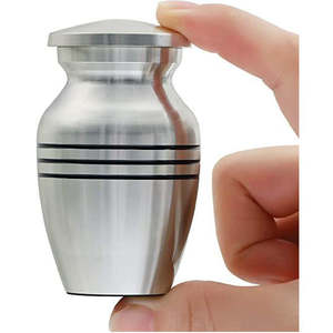 Urne funéraire classique en argent pour cendres humaines urne funéraire en métal gravée à la main pièce commémorative élégante pour adultes au meilleur prix - Product Image 4