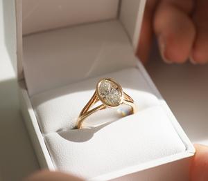 Ensemble de lunette Moissanite Bague de fiançailles Solitaire Diamant Bague de mariage 2.00 Ct Coupe ovale Moissanite Bague 10k Or jaune massif VVS2 - Product Image 5