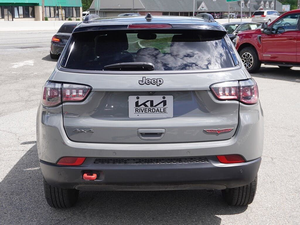 2023 J e p Compass Trail Hawk 4WD con ruedas de aleación Asientos de tela Sistema de navegación Asiento calentado Arranque remoto Techo solar - Product Image 2