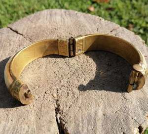 Pulsera Artesanal Moderna de Latón Pulido con Hueso, Hecha a Mano, Elegante, Ligera y Personalizable - Product Image 5