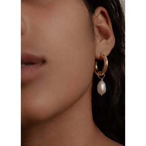 Boucles d'oreilles créoles style baroque avec perles - Product Image 2