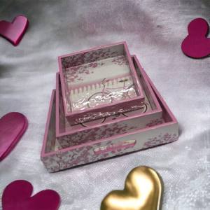 Ensemble personnalisable de 3 plateaux carrés colorés en bois avec poignées pour dessert et café - Product Image 3