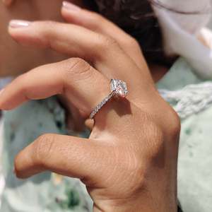 Anillo de Compromiso con Corte Asscher y Diseño de Halo Oculto, Elegantes Anillos de Diamantes para Futura Novia - Product Image 4