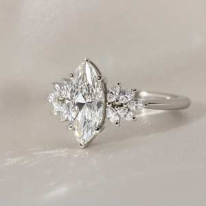 12x6มม. แหวนเพชรโมอิสตัดเพชร | คลัสเตอร์กับหินด้านข้าง | ทองหรือเงินเจ้าสาวเครื่องประดับดี OEM - Product Image 4