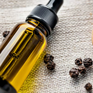 Aceite de Pimienta Negra de Primera Calidad, Puro y Natural, 100% Orgánico, Aceite al por Mayor, Fabricante de Aceite de la India, Exportación de Alta Calidad - Product Image 1