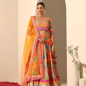 ชุดเลเฮนกาโชลีหลากสีแบบแบนดานี พร้อมผ้าคลุมไหล่สีส้มเนื้อบางเบา แต่งขอบด้วยงานปักโกต้าปาตี พร้อมกระเป๋าปอทลี เหมาะสำหรับงานแต่งงานและงานเฉลิมฉลองสำหรับผู้หญิง - Product Image 1