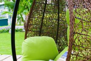 Chaise suspendue élégante en rotin pour l'extérieur, pour patio et balcon - Product Image 5