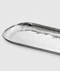 Bandeja Ovalada de Metal Pulido y Martillado a Mano Divris DRC-814SS, Apta para Uso Residencial, Segura para Alimentos, Apta para Lavavajillas - Product Image 2