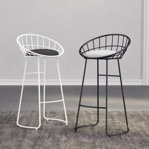 Tabouret de bar luxueux en bois et en fer avec des finitions de haute qualité et une construction robuste pour des sièges à la mode et durables - Product Image 3