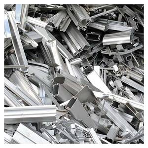 Aluminio 6063 Chatarra Superficie limpia de alta pureza Embalaje de exportación Ideal para las industrias de fusión y reprocesamiento de aleaciones - Product Image 1