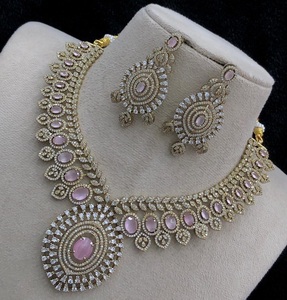 Ensemble collier et boucles d'oreilles tendance de qualité supérieure en laiton plaqué or avec pierres CZ, classique, pour femmes, pour les occasions spéciales comme les mariages. - Product Image 2