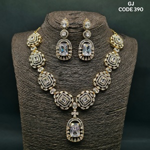 Collier élégant de bijoux AD avec boucles d'oreilles assorties Ensemble de diamants américains étincelants Parfait pour les fêtes de mariage - Product Image 2