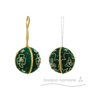 Ornamento della palla di natale di trifoglio artigianale in stile irresco | Ricamo celtico e decorazione per le vacanze in rilievo - Product Image 3