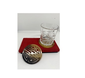 Posavasos clásico de cuerno de búfalo de último diseño con soporte de latón accesorio de forma cuadrada a la venta embalado en cartón - Product Image 2