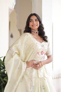 Lehenga avec Blouse en or brodé avec des fils multicolores, des paillettes et des sequins, et Dupatta en or brodé avec des fils et des sequins - Product Image 3