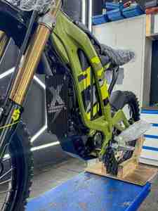 Increíble Sur Light Bee X modelo 2025, color negro y verde, disponible en stock. - Product Image 3