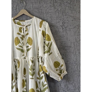 Robe longue en coton à motifs floraux inspirée du style artisanal - Élégante robe d'été respirante vert sauge et moutarde, longueur genou, pour les sorties décontractées ODM - Product Image 4