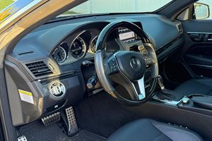 Mercedes-Benz E550 Coupé 2013 Usado, 15800 Millas, Motor V8 Twin-Turbo, Equipamiento de Alta Gama - Product Image 4