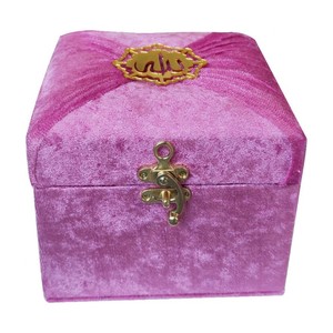 LILA-285 Boîte de rangement décorative de poche, Coran scellé recouvert de velours avec traduction, rouge et noir, 9,5x13cm - Product Image 1