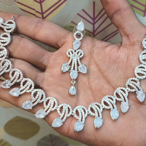 Hermoso collar con aretes de piedra blanca, principalmente para usar en fiestas. - Product Image 1