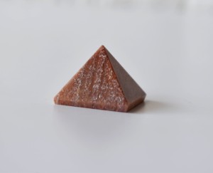 Vente en gros de mini-pyramides de guérison en cristal d'aventurine orange attrayantes pour la méditation et la décoration - Product Image 2