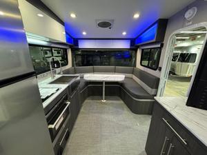 รถบ้านมือสอง inTechs RV Aucta WILLOW ปี 2024 2025 สภาพดีเยี่ยม หรูหรา ทันสมัย เหมาะสำหรับการเดินทางและตั้งแคมป์กลางแจ้ง - Product Image 2