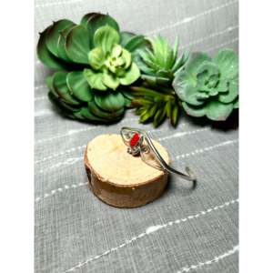 Bracelet manchette tendance en corail rouge et argent sterling, fait main par des artisans Navajo - Product Image 3