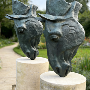 Escultura de Cabeza de <span class=keywords><strong>Caballo</strong></span> en Bronce con Base de Mármol Natural y Busto de <span class=keywords><strong>Caballo</strong></span> en Metal Texturizado Abstracto - Product Image 1