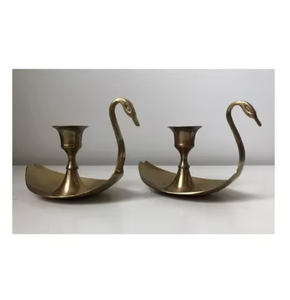 Bougeoir en laiton de qualité supérieure fabriqué à la main avec une finition antique et un design de cygne parfait pour les thèmes de décoration culturelle traditionnelle - Product Image 1