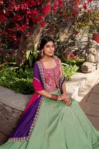 Colección de bodas Vichitra estilo clásico: Lehenga Choli de tafetán de seda con corte en A, largo hasta el suelo, espalda descubierta y cola catedral bordada. - Product Image 2