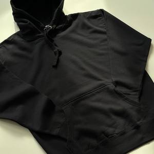 Pull-over en molleton noir 100% coton confortable et élégant Sweat à capuche thermique Fermeture à cordes pratique Impression décontractée pour l'hiver en plein air - Product Image 1