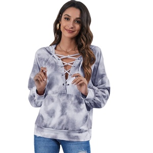 Sweat à capuche court élégant pour femme, à manches régulières, col côtelé, en molleton, avec sublimation et badge personnalisé, style streetwear et sportswear - Product Image 1