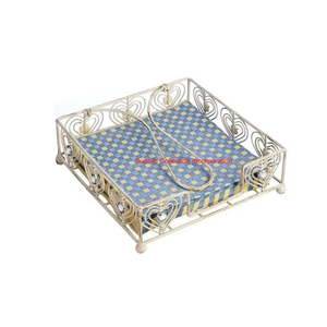 Porte-serviettes en métal de la plus haute qualité avec coeur Design crème fer support de tissu décoratif décor de table et de cuisine en vente - Product Image 1