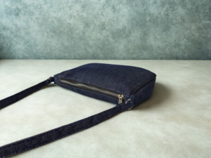 กระเป๋าสะพายไหล่ยีนส์แฟชั่นทันสมัยสำหรับทุกเพศทุกวัย ดีไซน์เก๋ กันน้ำ ทนทาน ใช้ได้ทุกวัน มีซิป ความจุ 1 ลิตร ซับในโพลีเอสเตอร์ พร้อมโลโก้ - Product Image 3