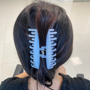 ปิ่นปักผมสีฟ้าประดับคริสตัลอุปกรณ์แต่งผมสำหรับงานแต่งงานกิ๊บติดผมแบบสั่งทำพร้อมฟันสองซี่สามซี่