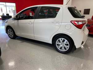 Toyota Yaris Hatchback 2018, Caja de Cambios Automática, Asientos de Cuero, Norma de Emisiones Euro VI, Volante a la Izquierda, Tamaño de Neumáticos R16, Trasero Oscuro - Product Image 3