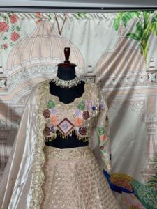 ชุดปักเลื่อมจิมมี่จูชิที่มีคุณภาพระดับพรีเมียมสไตล์ยอดนิยมสำหรับผู้หญิงประดับด้วยผ้าแคนวาสและผ้าใบ patta lehenga choli - Product Image 3