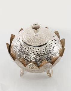 Cuenco de plata antigua de alta calidad con motivos de dátiles y chocolates, que nos recuerda la hospitalidad y la abundancia festiva. - Product Image 2