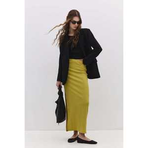 Jupe en satin décontractée avec coton texturé, élasthanne et dentelle, taille empire, longueur genou, imprimé logo, idéale pour les fêtes estivales - Product Image 1