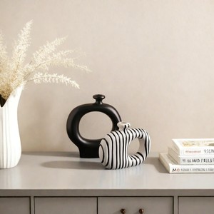 Vase en céramique à rayures zébrées Vase à fleurs décoratif à rayures noires et blanches pour la décoration de bureau et l'esthétique de la chambre - Product Image 3