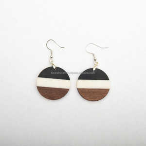 Boucles d'oreilles créoles en bois et résine de style américain, écologiques et exclusives, pour femmes, bijoux tendance pour les occasions spéciales - Product Image 3