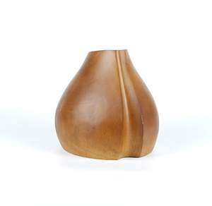 Vase décoratif en bois artisanal, design incurvé lisse, finition naturelle, idéal pour la décoration intérieure moderne et rustique. - Product Image 1